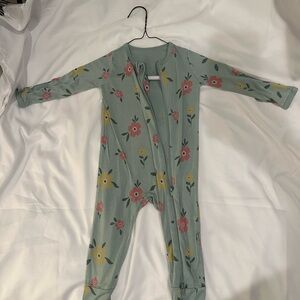 Kyte- Green with Multicolor Flowers